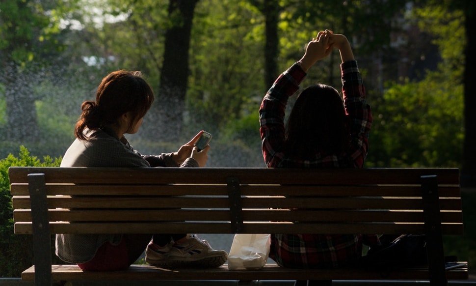 friends 5 Tips to Manage After Losing Your Best Friend - 1