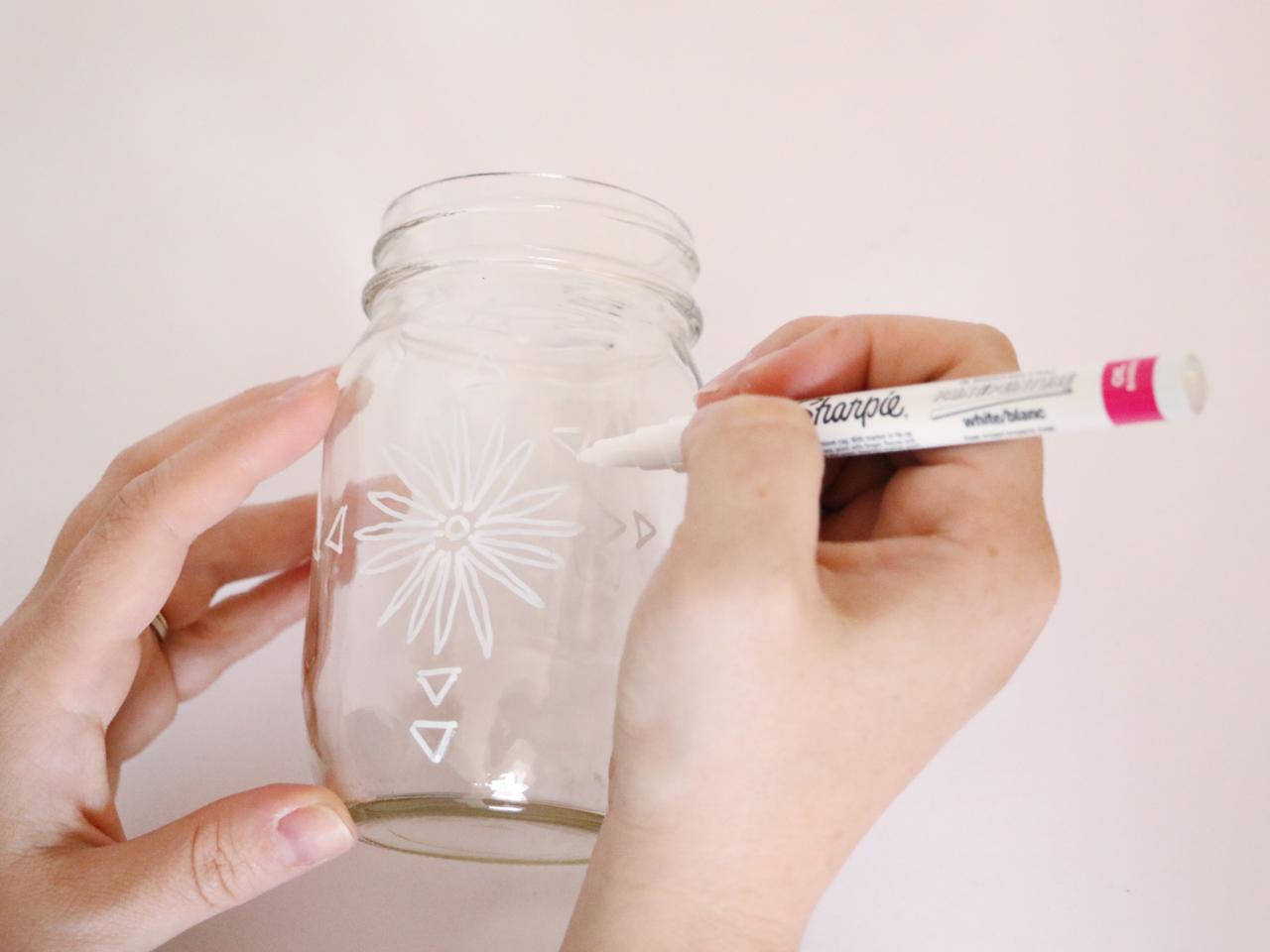8 Decorative Ideas to Apply on Mason Jars 5 drawing on mason jars 8 Decorative Ideas to Apply on Mason Jars - 4