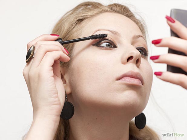 Ways to Apply Eye Makeup in 8 Simple Steps 13 eyeshadow, eyes closed