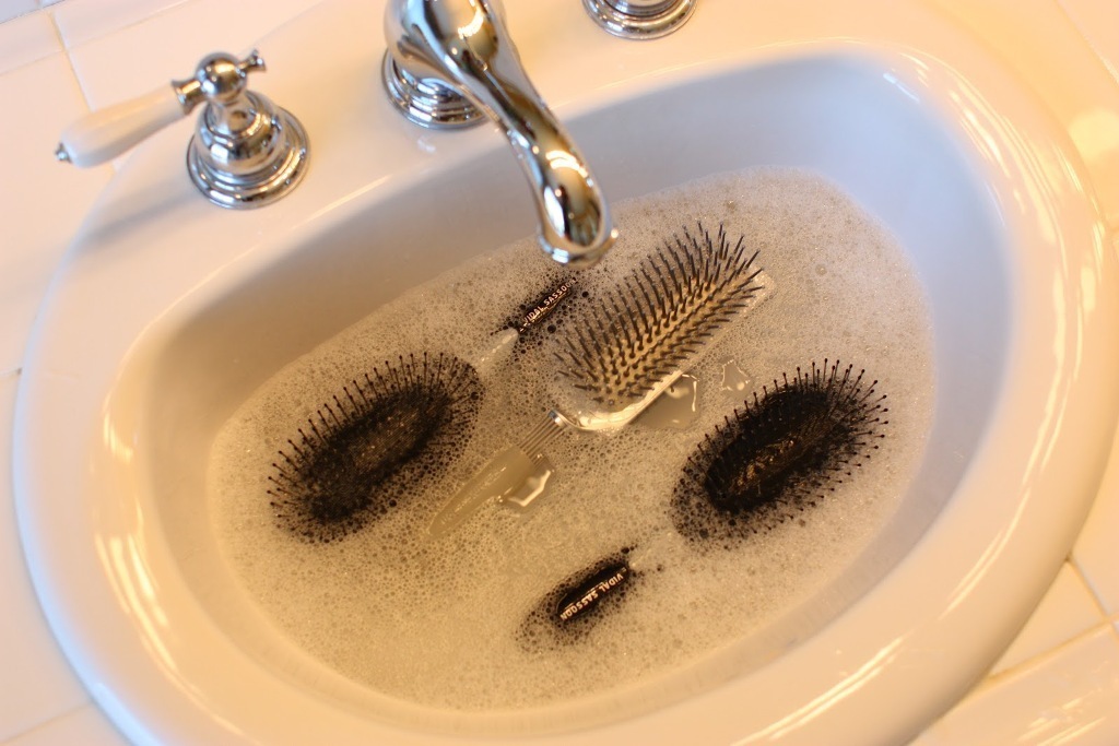 How to Fight Lice & Keep Your Kid’s Head Healthy 12 How to clean hair brushes How to Fight Lice & Keep Your Kid’s Head Healthy - 4