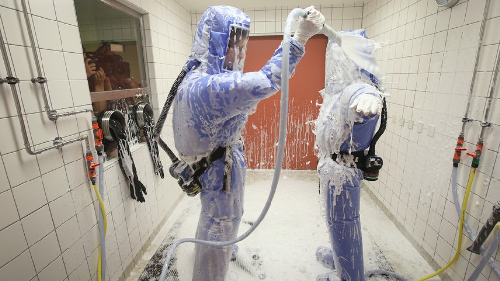 MW-CV380_ebola_20141001015228_ZH