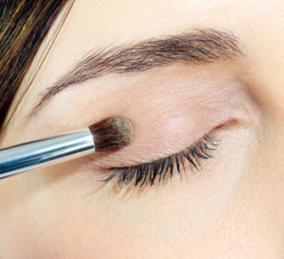 Ways to Apply Eye Makeup in 8 Simple Steps 2 eyeshadow, eyes closed