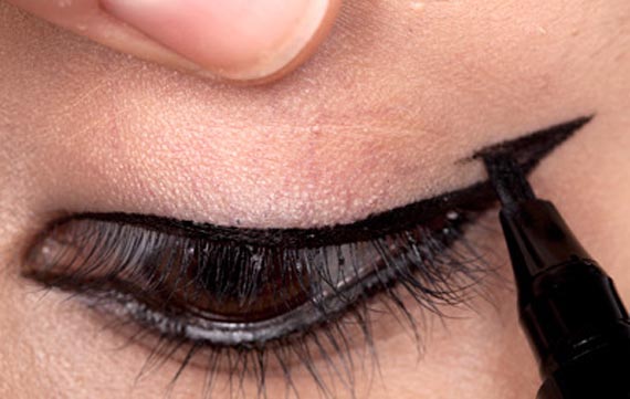 Ways to Apply Eye Makeup in 8 Simple Steps 5 step-1