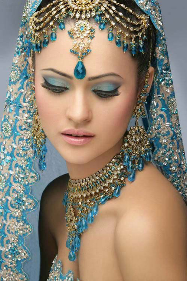 How to Apply Blue Makeup on Different Skin and Eye Colors? 6 Indian Wedding Makeup3 How to Apply Blue Makeup on Different Skin and Eye Colors? - 2