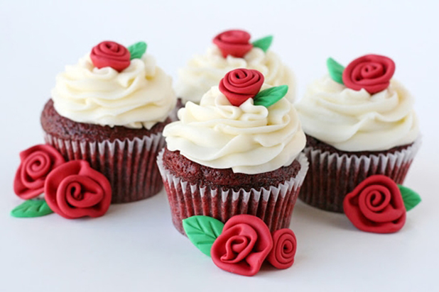 How to Apply Food Recipes as Gifts for Your Dad 2 Red velvet cupcakes with roses horz How to Apply Food Recipes as Gifts for Your Dad - 2