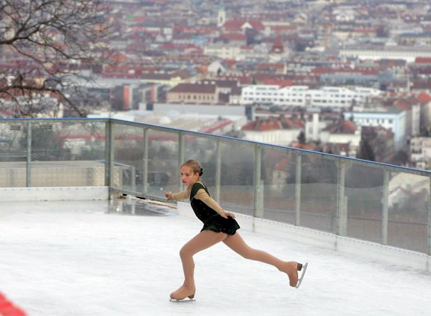 How to Do Spinning on the Ice 7 VR 12 11 Wilhelminenberg on Ice 2 c Franz Gruber How to Do Spinning on the Ice - 6