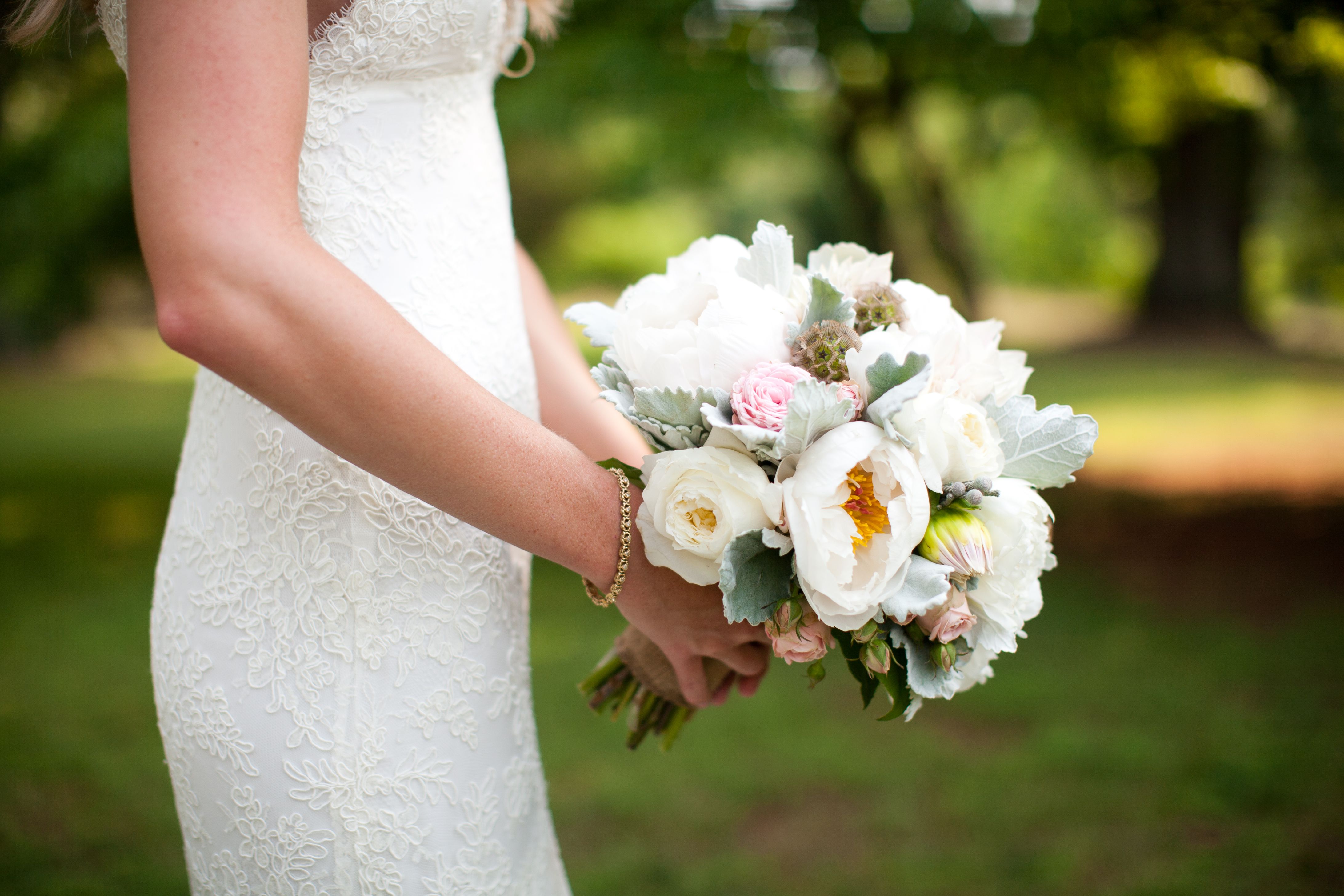 hold wedding bouquet How to Choose Your Wedding Bouquet? - 4 lovely bouquet,Corsages, Fall Wedding , Wedding, wedding bouquet