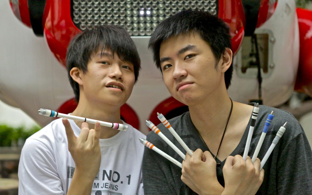 How to Apply Pen Spinning Magic Tricks - 1