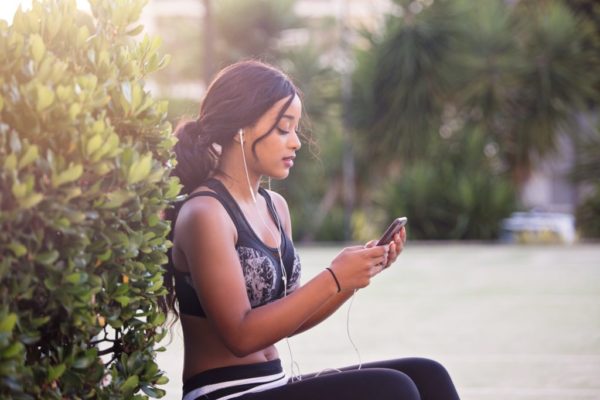 Can a Health and Fitness App Help You Lose Weight? 1 mobile using fitness apps Can a Health and Fitness App Help You Lose Weight? - 1