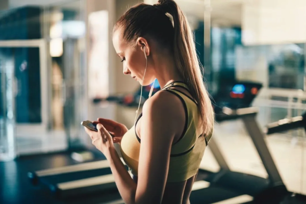 Can a Health and Fitness App Help You Lose Weight? 2 mobile using fitness apps Can a Health and Fitness App Help You Lose Weight? - 2